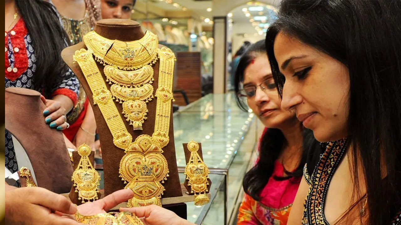 శుక్రవారంతో పోలిస్తే శనివారం ఏకంగా రూ.వెయ్యిపైన బంగారం రేట్లు పెరిగాయి. హైదరాబాద్‌లో 10 గ్రాములు 24 క్యారెట్ల గోల్డ్ రేటు రూ.1,40,460 వద్ద కొనసాగుతుండగా.. నిన్న ఈ ధర రూ.1,39,310గా ఉంది. నిన్నటితో పోలిస్తే శనివారం రూ.1150 పెరిగింది. ఇక 22 క్యారెట్ల గోల్డ్ ధర రూ.1,28,750 వద్ద కొనసాగుతోంది. 
