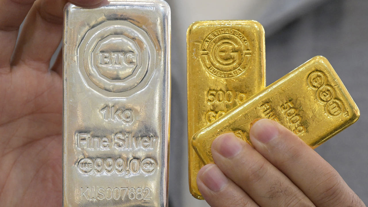 సోమవారం అంతర్జాతీయ మార్కెట్లలో వెండి ధర 110 డాలర్లకు చేరుకోగా.. భారత ప్యూచర్ మార్కెట్‌లో కూడా అదే స్థాయిలో పెరిగింది. కేవలం 24 గంటల్లోనే వెండి ధర 100 నుంచి 110 డాలర్లకు చేరుకుంది. దేశీయ ప్యూచర్, మల్టీ కమోడిటీ ఎక్స్చేంజ్‌లో 250 నిమిషాల ట్రేడింగ్ సెషన్‌లో కిలో వెండిపై రూ.30,122  పెరిగాయి. దీంతో కేజీ సిల్వర్ ప్రస్తుతం రూ.3,64,821కి చేరుకుంది. 