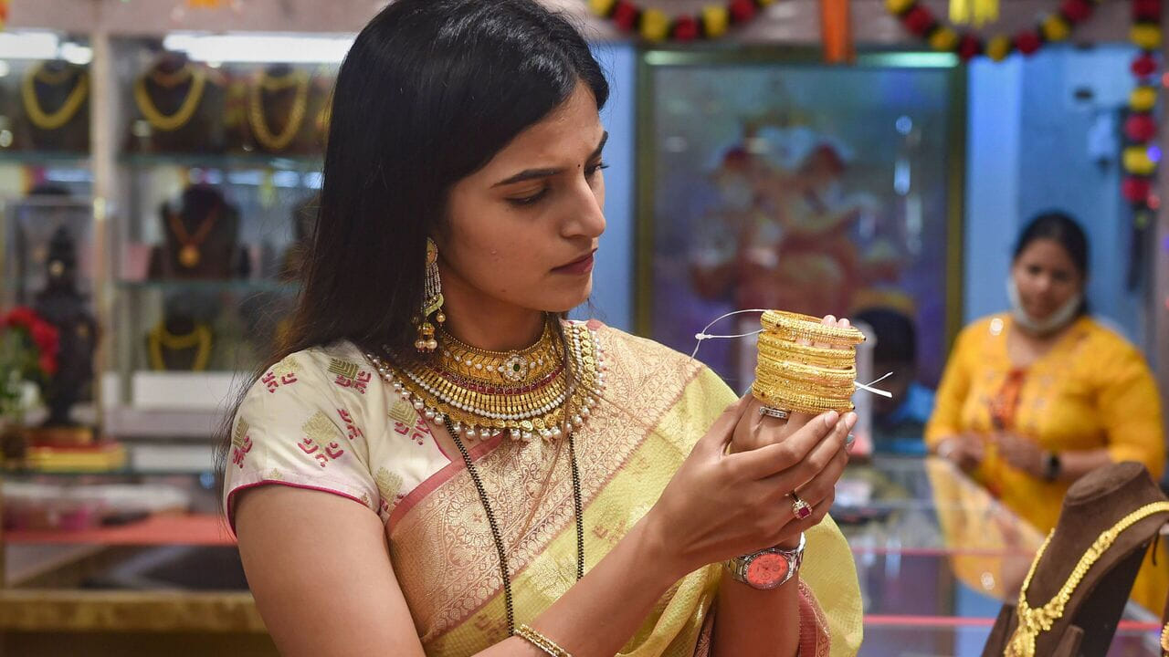 నిన్న హైదరాబాద్‌లో 22 క్యారెట్ల గోల్డ్ రేటు రూ.1,27,700గా ఉంది. నిన్నటితో పోలిస్తే రూ.1050 పెరిగింది. ఇక విజయవాడ, విశాఖపట్నంలో కూడా ఇవే ధరలు కొనసాగుతున్నాయి. ఇక చెన్నైలో బంగారం ధరలో కాస్త మార్పులు చోటుచేసుకున్నాయి. స్వల్పంగానే చెన్నైలో పెరిగింది.
