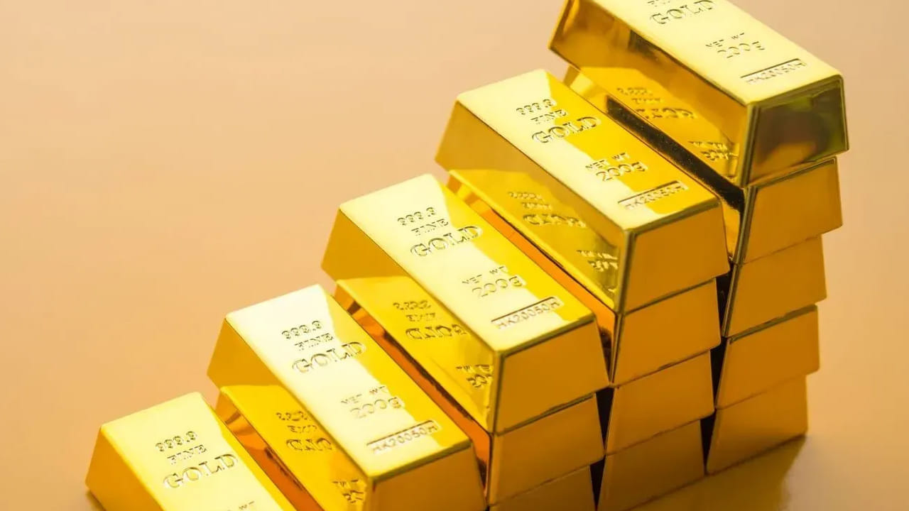 ప్రపంచ పరిస్థితులు ఇలాగే కొనసాగితే 2027 నాటికి బంగారం ధర ఔన్సుకు 8,650 డాలర్లకు చేరుకుంటుందని కెనడియన్ బ్యాంక్ తెలిపింది. ఇక వెండి ధర ఔన్సుకు 220 డాలర్లకు చేరుకోవచ్చని తన నివేదికలో వెల్లడించింది. ఆర్ధిక వ్యవస్థలో మార్పులు, ప్రభుత్వ బ్యాలెన్స్ షీట్లపై ఒత్తిడి, కరెన్సీల బలంపై అనిశ్చితితో బంగారం, వెండి వైపు పెట్టుబడులు పెరిగే అవకాశముందని స్పష్టం చేసింది.
