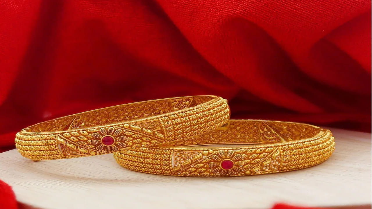 నిన్నటితో పోలిస్తే 22 క్యారెట్ల బంగారంపై రూ.500 పెరిగింది.ఇక విశాఖపట్నం, విజయవాడలో ఇదే ధరలు కొనసాగుతున్నాయి. ఇక చెన్నైలో 24 క్యారెట్ల గోల్డ్ రేటు రూ.1,39,970గా ఉండగా.. 22 క్యారెట్ల బంగారం ధర రూ.1,28,300 వద్ద కొనసాగుతోంది.
