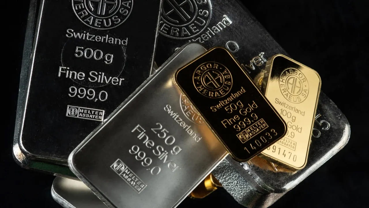 గత సంవత్సరం ప్రారంభంతో ఔన్సుకు బంగారం ధర 5 వేల డాలర్ల కంటే ఎక్కువగా పెరిగి మార్కెట్ వర్గాలకు షాక్ ఇచ్చింది. యూఎస్ డాలర్ బలహీనపడటం బంగారం ధరల పెరుగుదలకు దారితీస్తుందని తెలిపింది. జపాన్ బాండ్లలో పదునైన అమ్మకాలు, యెన్‌లో అధిక అస్ధిరతతో బంగారం వైపు పెట్టుబడులు పెరిగాయని స్పష్టం చేసింది.
