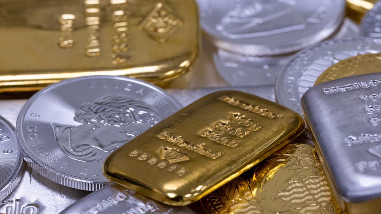 ఇక 2026 నాలుగో త్రైమాసికం నాటికి సగటున 8 మిలియన్ ఔన్సుల బంగారాన్ని కొనుగోలు చేస్తూనే ఉంటే.. త్రైమాసికానికి 4 నుంచి 5 మిలియన్ ఔన్సుల ఈటీఎఫ్‌లు అలాగే ఉంటే బంగారం ధరలు పెరుగుతాయని కెనడియన్ బ్యాంక్ తన రిపోర్టులో వెల్లడించింది. డాలర్ బలహీనపడితే 2026 క్యూ4 నాటికి ఔన్సుకు 6,350 డాలర్లకు బంగారం చేరుకుంటుందని పేర్కొంది. 