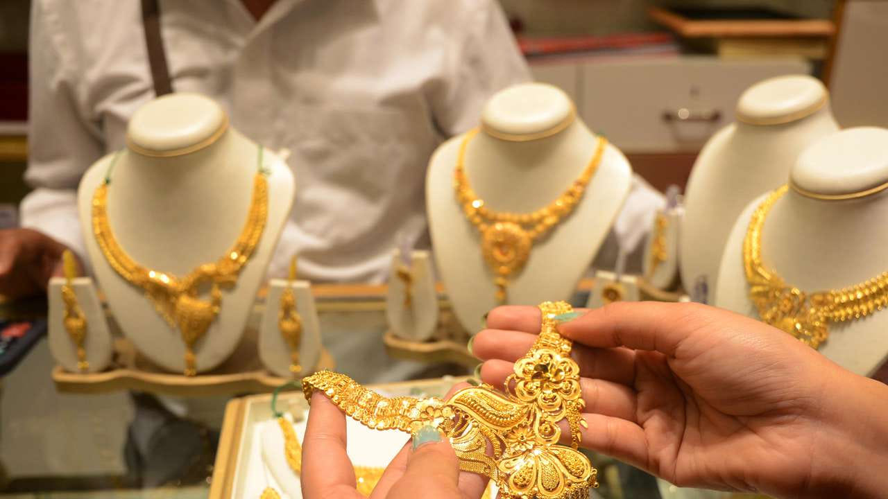 ఇక బెంగళూరులో కేజీ వెండి ధర రూ.2,60,000 వద్ద కొనసాగుతోంది. నిన్న ఈ ధర రూ.2,49,000వద్ద స్థిరపడింది. నిన్నటితో పోలిస్తే శనివారం వెండి ధర రూ.11 వేలు పెరిగింది. ఇక హైదరాబాద్‌లో కేజీ వెండి ధరపై రూ.7 వేలు పెరిగింది. ప్రస్తుతం కేజీ వెండి ధర రూ.2,75,000 వద్ద కొనసాగుతోంది.
