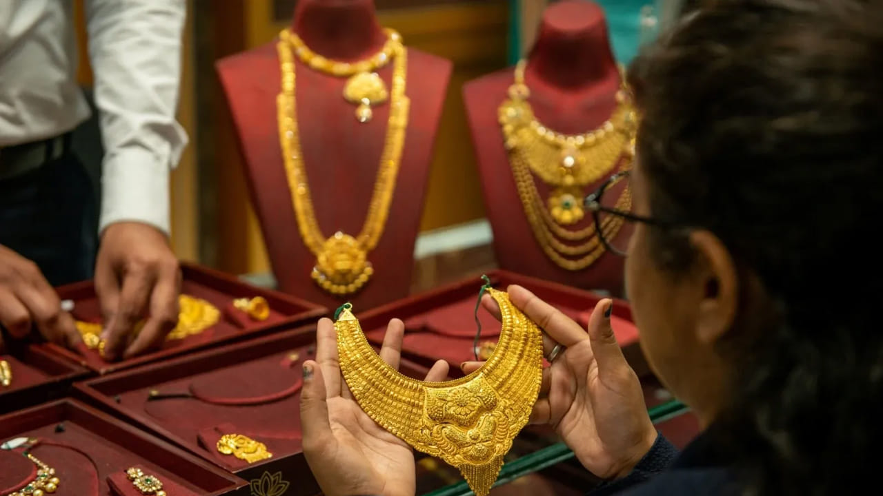 బంగారం ధర ఒక్కసారిగా భారీగా పెరిగి షాకిచ్చింది. రికార్డులన్నీ బద్దలు కొట్టే దిశగా అడుగులు వేస్తోంది. రోజురోజుకి గోల్డ్ రేట్లలో భారీ మార్పులు చోటుచేసుకున్నాయి. రాత్రికి రాత్రి ఊహించని రీతిలో పెరుగుతున్నాయి. గోల్డ్, సిల్వర్ రేట్లు మరోసారి ఆల్ టైమ్ రికార్డ్ కొట్టబోతున్నాయనే సంకేతాలు ఇస్తున్నాయి. మంగళవారం మరోసారి గోల్డ్ రేట్లు చుక్కలు చూపించాయి.మంగళవారం పసిడి ధరలు వివిధ ప్రాంతాల్లో ఎలా ఉన్నాయో చూద్దాం.