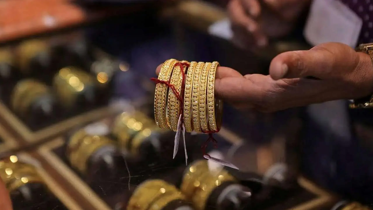 జనవరి నెలలో మల్టీ కమోడిటీ ఎక్స్చేంజ్‌లో వెండి ధరలు కిలోకు రూ.1,29,120 మేర పెరిగింది.  ఈ వారంలో వెండి ధరలు మరింతగా పెరిగే ఛాన్స్ ఉంది. మంగళవారం అమెరికా మార్కెట్‌లో సిల్వర్ ప్యూచర్స్ 3 శాతం తగ్గి ఔన్సుకు 111.90 డాలర్లకు చేరుకోగా.. స్పాట్ సిల్వర్ ఔన్సుకు 8.56 శాతం పెరిగాయి. దీంతో ఔన్సు 112.66 డాలర్లకు చేరుకున్నాయి.
