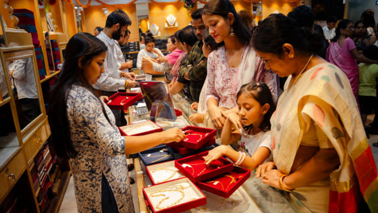 Gold Prices: శాంతించని బంగారం ధరలు.. మళ్లీ సడెన్‌గా ఊహించని మార్పు.. నేటి రేట్లు ఇలా..