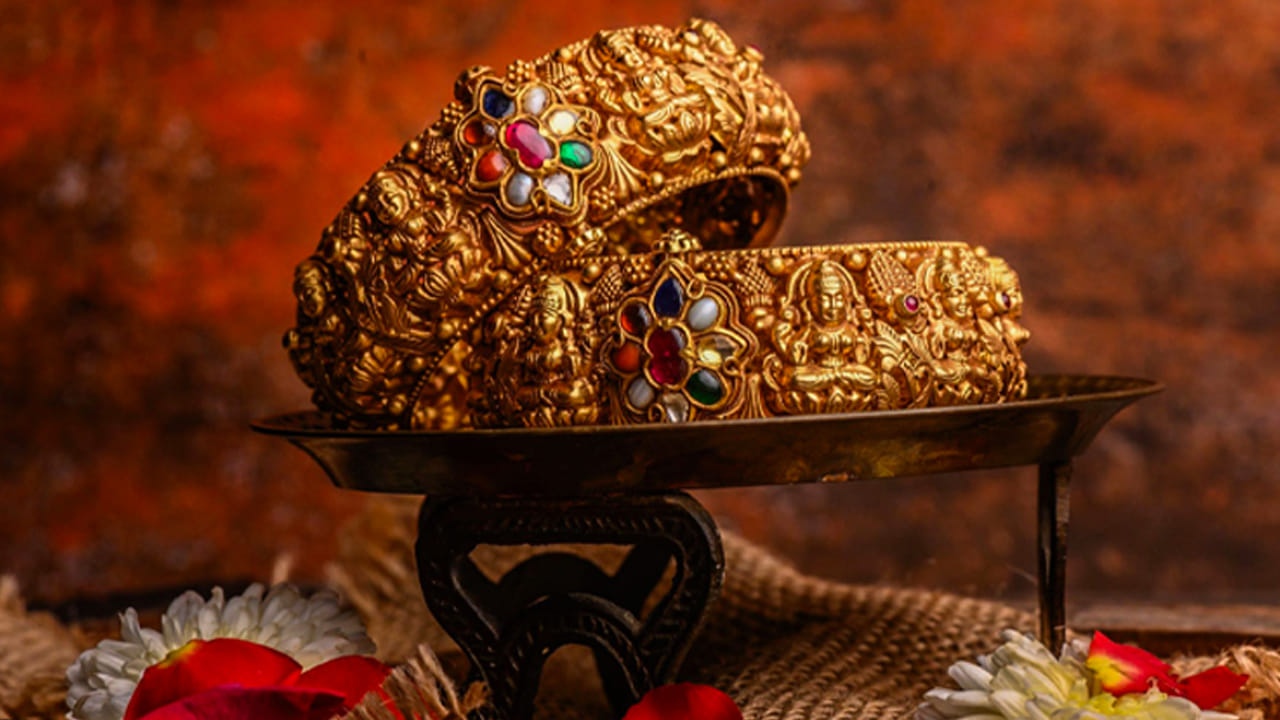  Gold Price: గత కొన్ని రోజులుగా బంగారం, వెండి ధరలు భారీగా పెరుగుతున్నాయి. ప్రస్తుతం బంగారం, వెండి కొనుగోలు చేయాలంటే భయపడే రోజులు వచ్చాయి. గ్రాము బంగారం కొనాలన్నా సామాన్యుడి గుండె దడేల్‌మంటుంది. తులం బంగారం ధర 2 లక్షల రూపాయలకు చేరువలో ఉండగా, వెండి 4 లక్షల రూపాయలు దాటేసింది. 