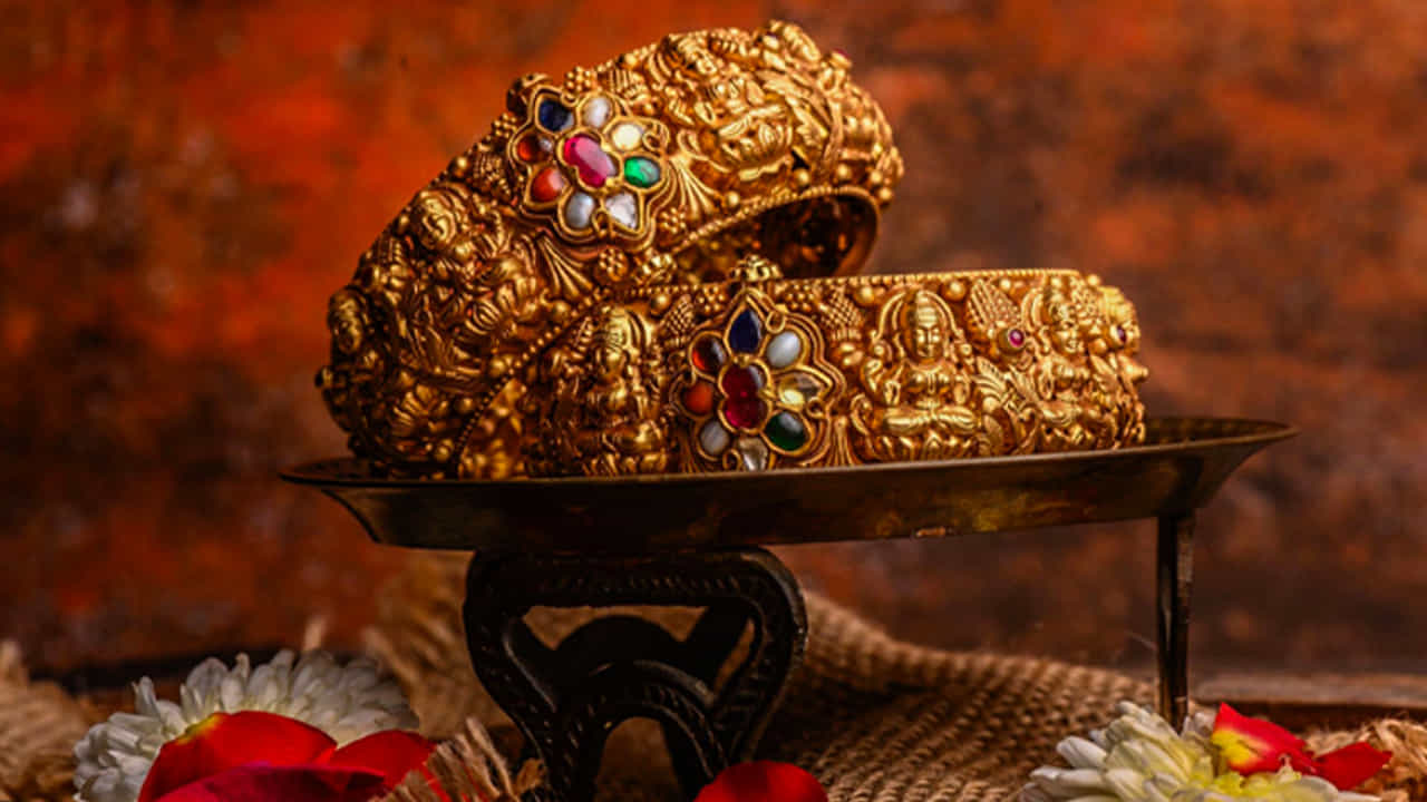 Gold Price: గత కొన్ని రోజులుగా బంగారం, వెండి ధరలు భారీగా పెరుగుతున్నాయి. ప్రస్తుతం బంగారం, వెండి కొనుగోలు చేయాలంటే భయపడే రోజులు వచ్చాయి. గ్రాము బంగారం కొనాలన్నా సామాన్యుడి గుండె దడేల్మంటుంది. తులం బంగారం ధర 2 లక్షల రూపాయలకు చేరువలో ఉండగా, వెండి 4 లక్షల రూపాయలు దాటేసింది.