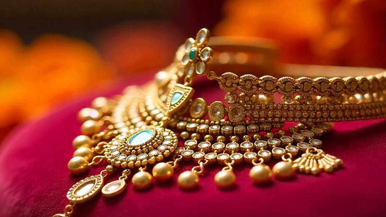 Gold and Silver Prices: బడ్జెట్‌కు ముందు బంగారం, వెండి ధరలు భారీగా తగ్గుముఖం పడుతున్నాయి. రికార్డు స్థాయిలో పరుగులు పెట్టిన బంగారం, వెండి ధరలు ఇప్పుడు భారీ స్థాయిలో దిగి వస్తున్నాయి. గత రెండు రోజులుగా ఈ తగ్గింపులు మొదలయ్యాయి. 