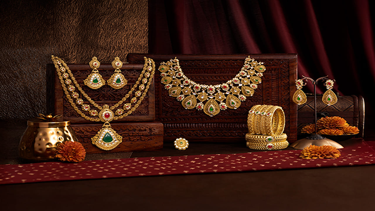 ఇక వెండి విషయానికొస్తే ఇది కూడా భారీ స్థాయిలో తగ్గడం వినియోగదారులకు ఉపశమనం కలిగిస్తుంది. కిలో వెండిపై ఏకంగా 45 వేల రూపాయల వరకు దిగి వచ్చింది. తగ్గిన తర్వాత కిలో సిల్వర్‌ ధర 3,50,000 వద్ద ట్రేడవుతోంది.