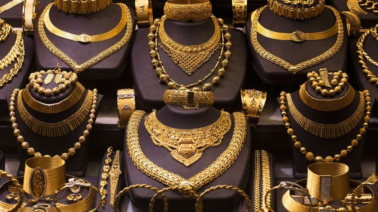  ఇక ధరలు పెరిగిన తర్వాత దేశ రాజధాని ఢిల్లీలో 24 క్యారెట్ల బంగారం 10 గ్రాములకు రూ.143,770కి పెరిగింది. అదే 22 క్యారెట్ల ధర రూ.1,31,800 వద్ద ఉంది.