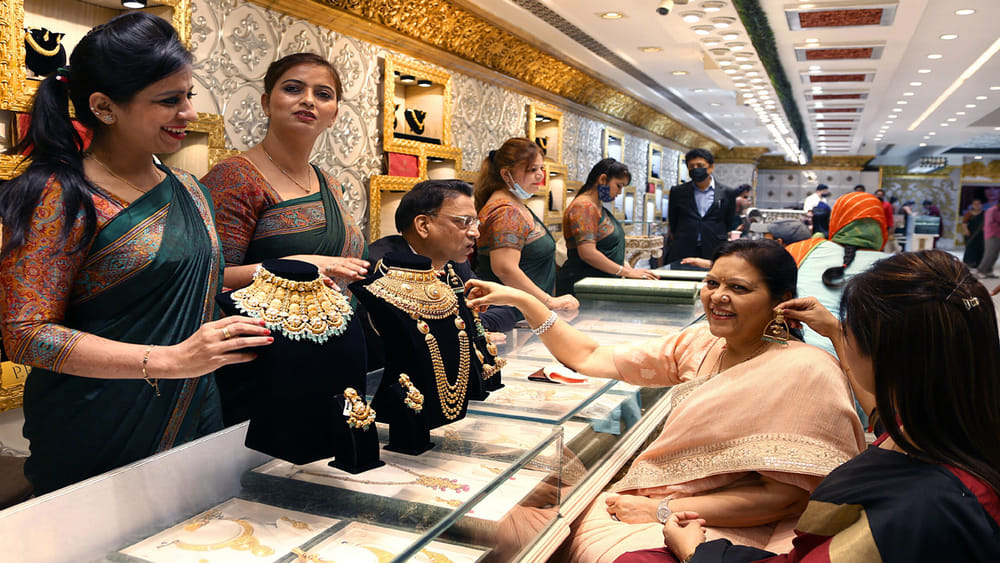 Gold and Silver Prices: భారీగా పతనం.. బంగారంపై రూ.8,620, వెండిపై 45 వేలు తగ్గింపు.. ఇప్పుడు ఎంతంటే..!