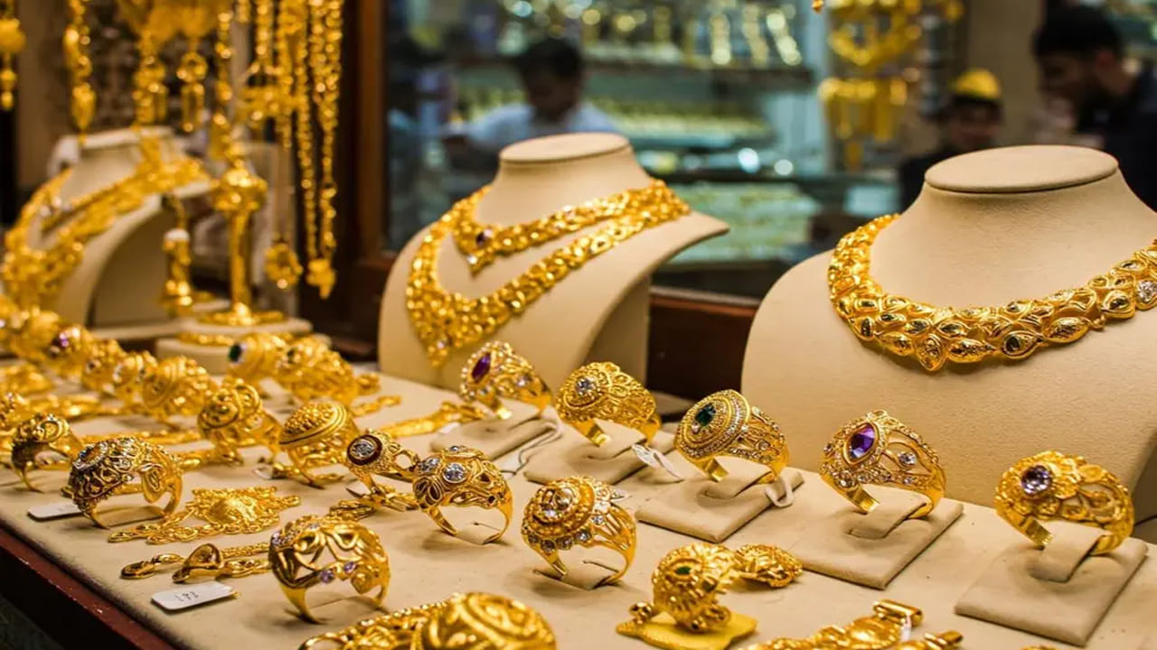  అంతర్జాతీయ మార్కెట్లో బంగారం స్పాట్ ధర ఔన్సుకు $4,586.49. ప్రపంచ అనిశ్చితి మధ్య, సురక్షితమైన ఆస్తులకు తాజా డిమాండ్ బంగారం ధరల పెరుగుదలకు కారణమవుతోంది. 