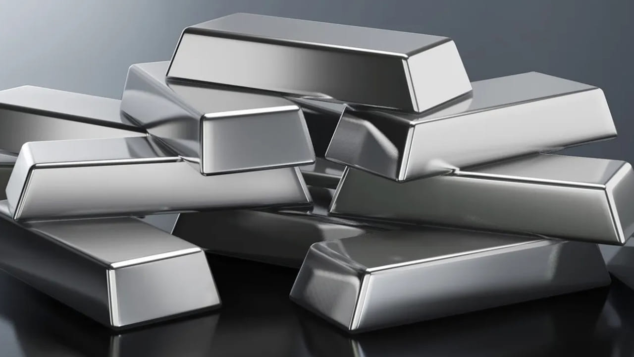  తెలుగు రాష్ట్రాల్లో 24 క్యారెట్ల 10 గ్రాముల బంగారం ధర 1,43,620 రూపాయలు ఉండగా, 22 క్యారెట్ల 10 గ్రాముల ధర 1,31,650 వద్ద ఉంది.