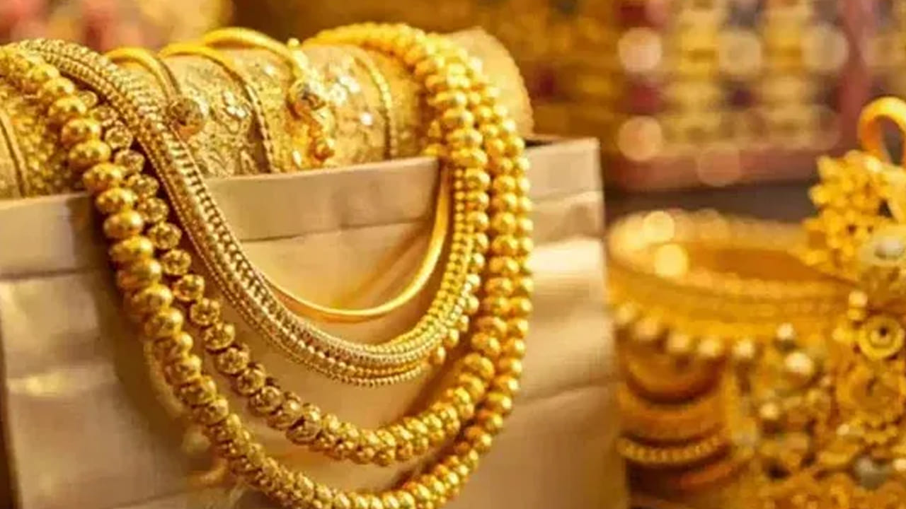  ముంబైలో 24 క్యారెట్ల ధర రూ.1,70,620 వద్ద ఉండగా, 22 క్యారెట్ల ధర రూ.1,56,400 వద్ద కొనసాగుతోంది.