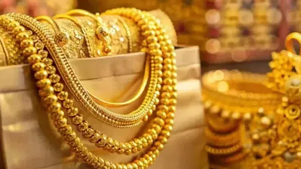 ముంబైలో 24 క్యారెట్ల ధర రూ.1,70,620 వద్ద ఉండగా, 22 క్యారెట్ల ధర రూ.1,56,400 వద్ద కొనసాగుతోంది.