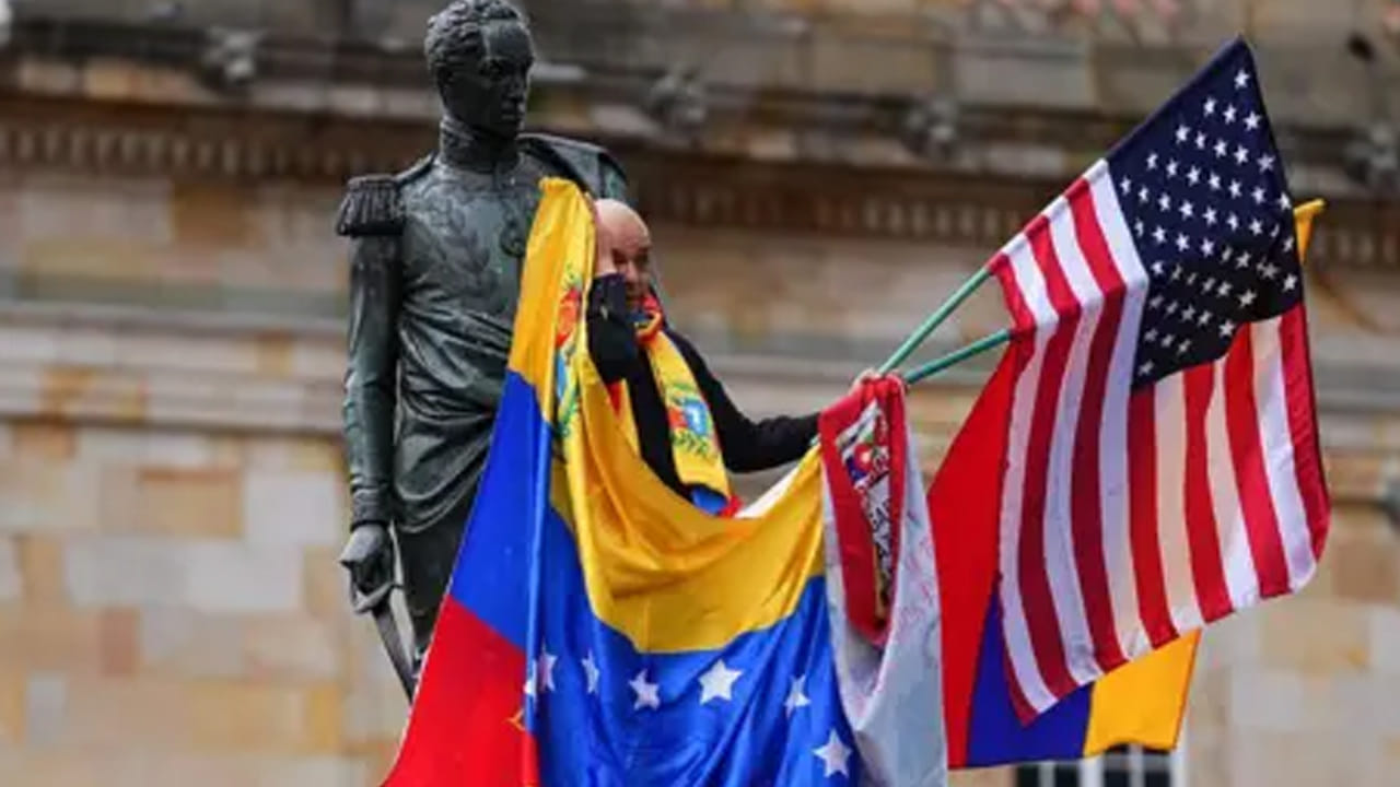 అంతర్జాతీయంగా దేశాల మధ్య ఉద్రిక్త పరిస్థితులు నెలకొన్న సమయంలో బంగారం, వెండి రేట్లు పెరగడం సాధారణమే. ట్రంప్ టారిఫ్ రేట్లు పెంచడం, రష్యా-ఉక్రెయిన్ మధ్య వార్తో గోల్డ్ రేట్లు గత ఏడాదిలో భారీగా పెరిగాయి. అయితే 2026 ప్రారంభంలోనే మరోసారి పెద్ద ముప్పు వచ్చి పడింది. అమెరికా-వెనిజులా మధ్య ఉద్రిక్తతలు ప్రారంభమయ్యాయి.