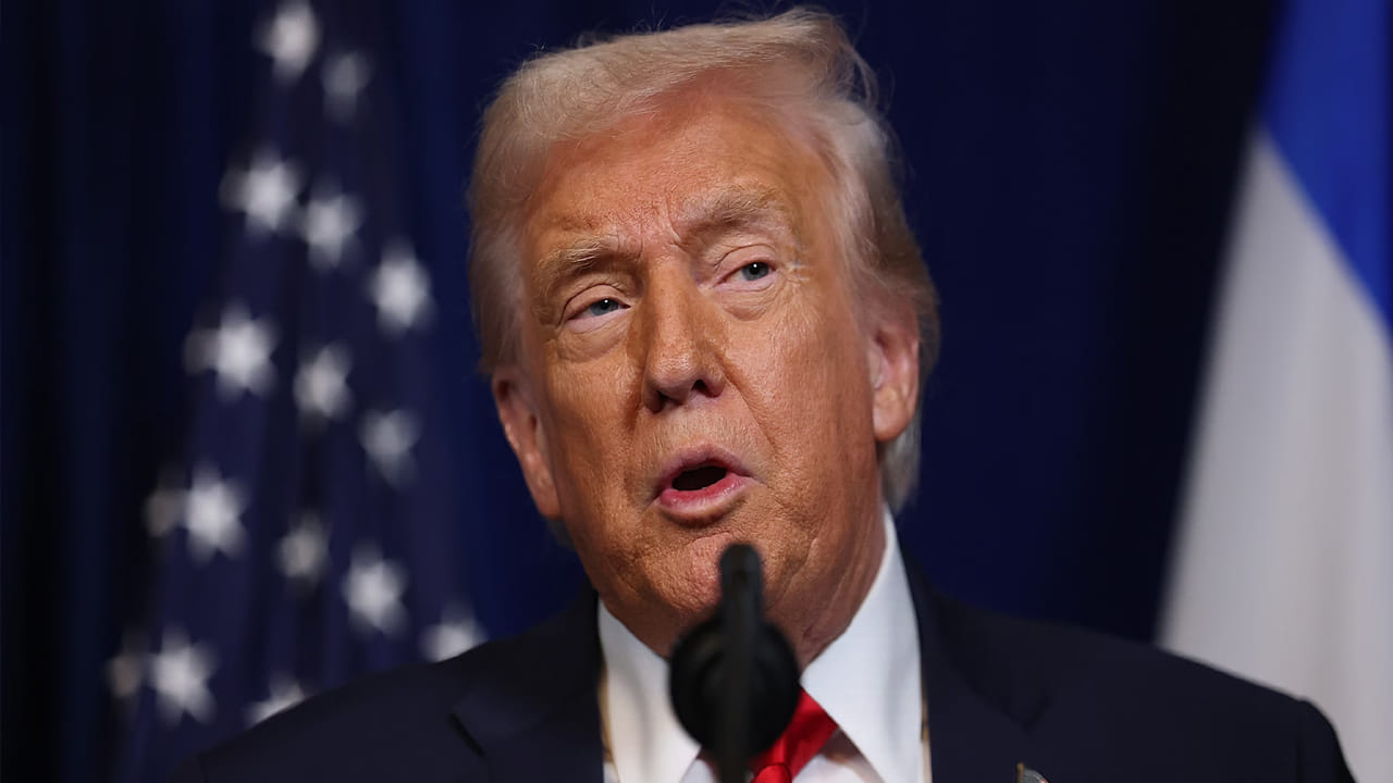 వెనిజులాపై అమెరికా సైనిక దాడులకు సిద్దమైనట్లు జాతీయ మీడియాలో కథనాలు వినిపిస్తున్నాయి. దీంతో ఈ దాడులు ఎంతవరకు దారితీస్తాయనే చర్చ ప్రపంచవ్యాప్తంగా నడుస్తోంది. ఈ దాడులను ట్రంప్ కూడా సోషల్ మీడియా వేదికగా ధృవీకరించారు. వెనిజులా అధ్యక్షుడు నికోలస్ మదురోతో పాటు ఆయన భార్యను కూడా బంధించినట్లు తెలుస్తోంది.