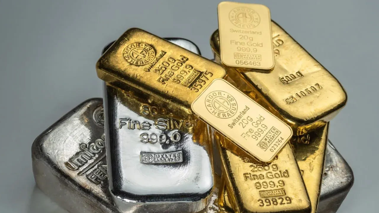 ఆయన అరెస్ట్తో వెనిజుల భవిష్యత్ ఏంటి..? ప్రపంచ పరిణామాలు ఎలా మారనున్నాయనే చర్చ జరుగుతోంది.
ఈ పరిణామాలతో సోమవారం బంగారం, వెండి రేట్లు భారీగా పెరగవచ్చని తెలుస్తోంది. అలాగే వెనిజులా ముడి చమురును ఎక్కువగా ఉత్పత్తి చేస్తోంది. దీని వల్ల ముడి చమురు ధరలు కూడా పెరిగే ఛాన్స్ ఉందని మార్కెట్ నిపుణులు చెబుతున్నారు.