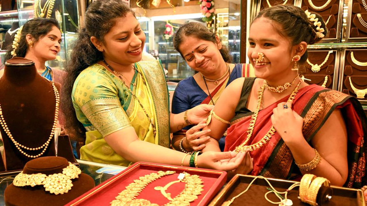 Gold Prices: బంగారం ధరలపై బ్యాడ్‌న్యూస్.. ఒకేసారి ఎవరూ ఊహించని రీతిలో పెరిగిన రేట్లు.. ఇప్పుడు ఎంతంటే..?