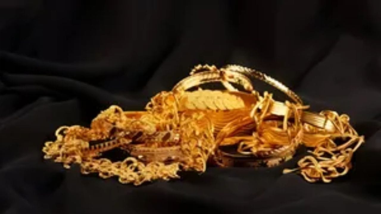 ఇక దేశ వ్యాప్తంగా ఉన్న ప్రధాన నగరాల్లో బంగారం ధరల వివరాలు చూసుకుంటే.. ముంబై, కోల్‌కతా, బెంగళూరు, హైదరాబాద్‌లో 24 క్యారెట్ల తులం బంగారం ధర ప్రస్తుతం రూ.1,37,400గా కొనసాగుతుంటే.. చెన్నైలో తులం బంగారం రూ.1,38,330గా కొనసాగుతుంది. ఇక దేశ రాజధాని ఢిల్లీలో 24 క్యారెట్ల తులం బంగారం 1,37,550గా కొనసాగుతుంది.