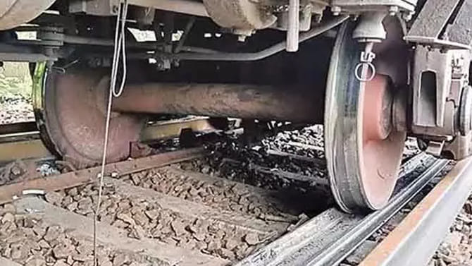 ఏపీలో పట్టాలు తప్పిన గూడ్స్‌ రైలు.. పలు రైళ్లు ఆలస్యం