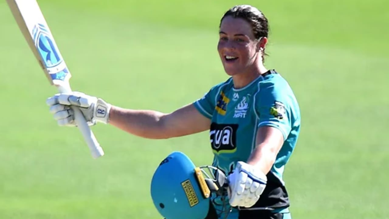 WPL 2026 : ఒకే ఓవర్‌లో 32 పరుగులు..బౌలర్ల గుండెల్లో రైళ్లు పరిగెత్తించిన ఆర్సీబీ స్టార్