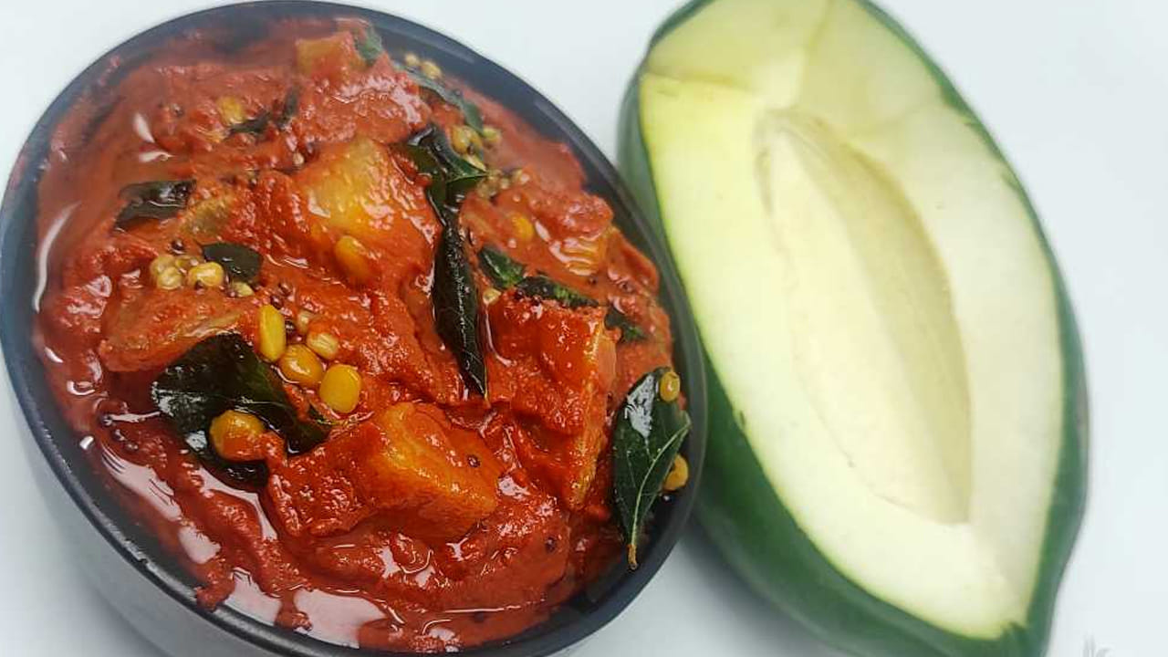 దీని తర్వాత  మనం ముందుగా ఆరబెట్టుకున్న బొప్పాయి ముక్కలను ఒక బౌల్‌లో తీసుకొని అందులో మనం పట్టుకున్న మసాలా పొడి వేసుకోవాలి. తర్వాత ఆవ నూనె మిశ్రమం వేయాలి. తర్వాత కారం, తగినంత ఉప్పు, కొంచెం వెనిగర్ వేసి పక్కన పెట్టుకోవాలి. దీనిని ఒక 5 రోజులు గాజు సీసలో భద్రపరిచి పెట్టుకోవాలి. తర్వాత వేడి వేడి అన్నంలో వేసుకొని తింటే టేస్ట్ వేరే లెవల్ ఉంటుంది. మరి మీరు కూడా ట్రై చేయండి.