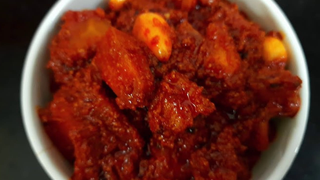 తర్వాత పెద్ద పాత్ర తీసుకొని అందులో కొన్ని నీటిని మరిగించి ఈ కట్ చేసిన బొప్పాయి ముక్కలు వేసుకోవాలి, అవి ఉడికిన తర్వాత వీటిని దాదాపు నాలుగు గంటలు ఆరబెట్టాలి. తడి లేకుండా మంచిగా ఆరిన తర్వాత ఊరగాయ పచ్చడి పెట్టుకోవడానికి పోపు సిద్ధం చేసుకోవాలి.