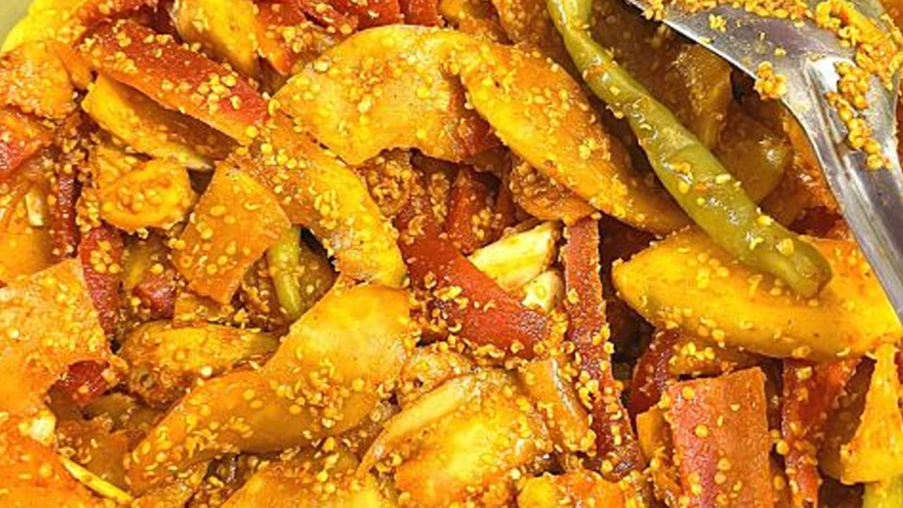 ముందుగా స్టవ్ ఆన్ చేసి దానిపై పెనం పెట్టుకొని , సోంపు, జీలకర్ర, వాము, మెంతులు, ఆవాలు, ధనియాలు అన్ని వేసి వేయించి, చల్లారిన తర్వాత మిక్సీ పట్టుకోవాలి. తర్వాత  స్టవ్ ఆన్ చేసి కడాయి పెట్టి అందులో ఆవ నూనె వేసి, వేడి అయిన తర్వాత చిటికెడు పసుపు, పచ్చిమిర్చి, ఇంగువ, వాము వేసి వేయించుకొని పక్కన పెట్టుకోవాలి.