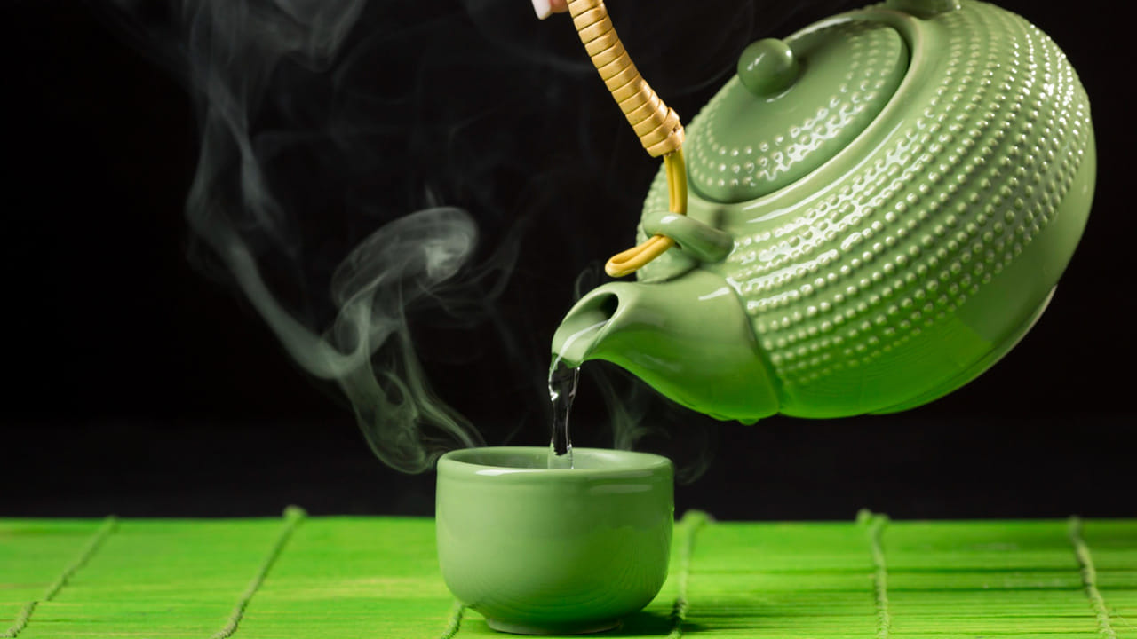 గ్రీన్ టీ, బ్లూ కాఫీ : మారుతున్న జీవనశైలిలో మనిషి కొత్త అలవాట్లను నేర్చుకుంటున్నాడు. చాలా మంది ఉదయం లేవగానే గ్రీన్ టీ, బ్లూ కాఫీ, బ్లాక్ కాఫీ వంటి తీసుకుంటారు. ఈ సహజ సప్లిమెంట్లను డాక్టర్లు చెప్పకుండా వాటిని తాగకూడదని నిపుణులు చెబుతున్నారు. ఈ అలవాట్లు మీ లివర్ ను పాడు చేస్తాయని అంటున్నారు.