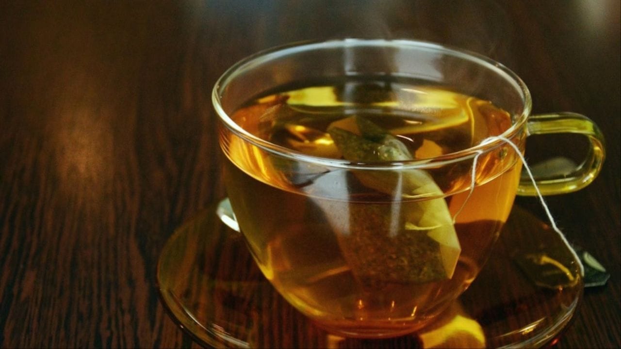 గ్రీన్ టీ తయారుచేసేటప్పుడు గుర్తుంచుకోవాల్సిన విషయాలు: గ్రీన్ టీ తయారుచేసేటప్పుడు, నీరు చాలా వేడిగా లేదా చాలా చల్లగా ఉండకుండా చూసుకోండి. గ్రీన్ టీని 2 నుండి 3 నిమిషాల కంటే ఎక్కువసేపు నానబెట్టవద్దు. ఎక్కువసేపు నానబెట్టడం వల్ల టీ చేదుగా మారుతుంది. అప్పుడు మీరు దాని రుచిని కోల్పోతారు.