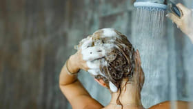 మీరూ వేడి నీటితో తల స్నానం చేస్తున్నారా? ఎంత డేంజరో తెలుసా..