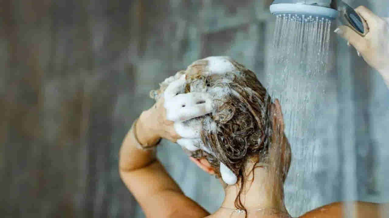 మీరూ వేడి నీటితో తల స్నానం చేస్తున్నారా? ఎంత డేంజరో తెలుసా..