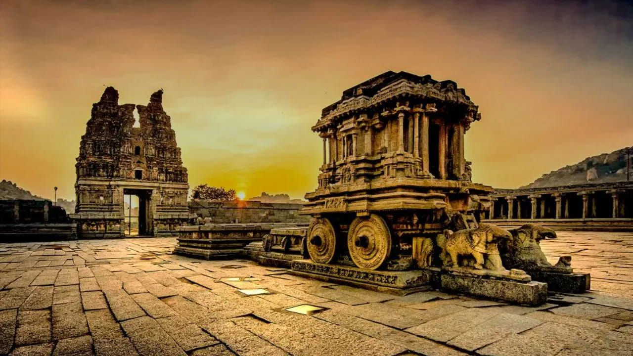 4. హంపి, కర్ణాటక
కర్ణాటకలోని హంపి (Hampi).. ఎన్నో అద్భుత చారిత్రక కట్టడాలకు నిలయం. యునెస్కో వరల్డ్ హెరిటేజ్ సైట్ అయిన హంపిని జనవరి నెలలో సందర్శించడం ఒక గొప్ప అనుభవం. ఏ కాలంలో వెళ్లినా ఈ ప్రాంతం ఆహ్లాదకరంగా ఉంటుంది. కానీ, జనవరిలో చల్లని వాతావరణం పర్యాటకులను మరింత కట్టిపడేస్తుంది. మీరు తెల్లవారుజామునే ప్రయాణాన్ని ప్రారంభిస్తే.. ప్రాచీన ఆలయాలు, రాజ ప్రాంగణాలు, రాళ్లపై మలచబడిన అద్భుత దృశ్యాలను తిలకిస్తూ కొత్త అనుభూతిని పొందవచ్చు.