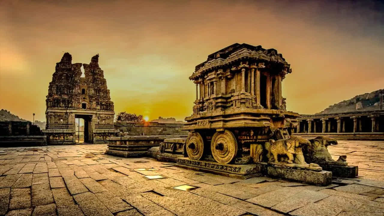 4. హంపి, కర్ణాటక

కర్ణాటకలోని హంపి (Hampi).. ఎన్నో అద్భుత చారిత్రక కట్టడాలకు నిలయం.  యునెస్కో వరల్డ్ హెరిటేజ్ సైట్‌ అయిన హంపిని జనవరి నెలలో సందర్శించడం ఒక గొప్ప అనుభవం. ఏ కాలంలో వెళ్లినా ఈ ప్రాంతం   ఆహ్లాదకరంగా ఉంటుంది. కానీ, జనవరిలో చల్లని వాతావరణం  పర్యాటకులను మరింత కట్టిపడేస్తుంది. మీరు తెల్లవారుజామునే ప్రయాణాన్ని ప్రారంభిస్తే.. ప్రాచీన ఆలయాలు, రాజ ప్రాంగణాలు, రాళ్లపై మలచబడిన అద్భుత దృశ్యాలను తిలకిస్తూ కొత్త అనుభూతిని పొందవచ్చు. 