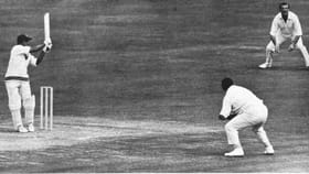 భారీ ప్రపంచ రికార్డ్ కు ఒక్క పరుగు దూరంలో.. కట్ చేస్తే..