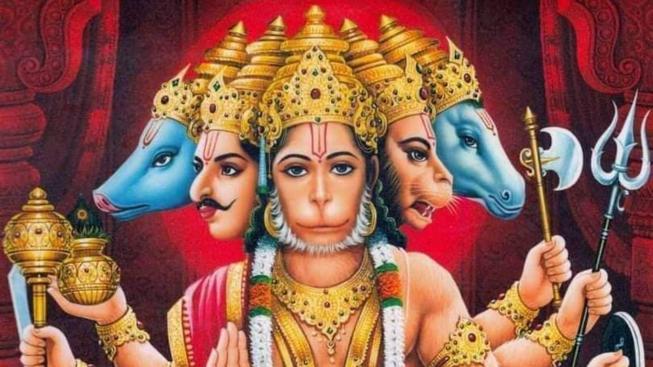 అందుకే చాలా మంది ఇంటిలో హనుమాన్ ఫొటోను పెట్టుకొని మరి ప్రతి మంగళవారం లేదా శని వారం పూజలు చేస్తుంటారు. అయితే హనుమాన్ సంబంధించిన అనేక రూపాలు ఉన్నాయి. అందులో ఉగ్రరూపం, పర్వతాన్ని ఎత్తడం, ఐదు ముఖాలు కలిగి ఉండటం, రామ భక్తి, గద పట్టుకొని ఉండటం, లంకను దహనం చేయడం, బాల హనుమంతుడు, ఇలా ఎన్నో రూపాలు ఉన్నాయి.