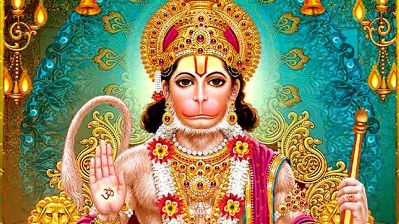 అలాగే ఎట్టి పరిస్థితుల్లో హనుమాన్ ఫొటోను, బెడ్ రూమ్‌లో పెట్టకూడదంట. ఆయన బ్రహ్మచారి కాబట్టి ఆయన చిత్ర పటాన్ని పడక గదిలో ఉంచుకోవడం అశుభకరం అంటారు పండితులు. లివింగ్ రూమ్‌లో లేదా ప్రార్థన మందిరంలో హనుమాన్ చిత్రపటం పెట్టుకోవడం మంచిది.