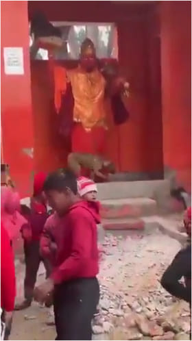 హనుమాన్ ఆలయంలో అద్భుతం.. విగ్రహం చుట్టూ కుక్క ప్రదక్షిణలు..