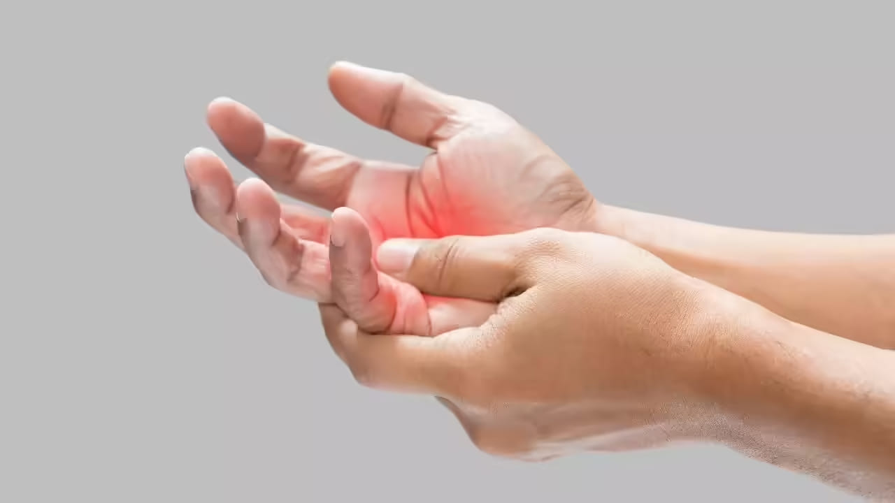 Health Care: ఉదయం లేవగానే కాళ్లు, చేతుల్లో తిమ్మిర్లు వస్తున్నాయా? ఎందుకొస్తాయో తెలుసా?