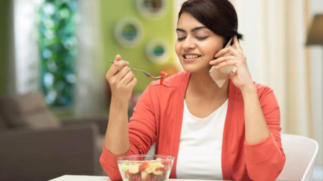 జీర్ణక్రియ మందగిస్తుంది: తినేటప్పుడు మాట్లాడటం వల్ల కలిగే మొదటి నష్టం జీర్ణక్రియపై పడుతుంది. ఆహారం నోట్లోకి వెళ్లగానే లాలాజలం దాంతో కలవాలి. మనం మాట్లాడుతూ తిన్నప్పుడు ఆహారాన్ని సరిగ్గా నమలలేము. దీనివల్ల జీర్ణరసాలు ఆహారంతో కలవవు, ఫలితంగా అసిడిటీ, గ్యాస్, కడుపు ఉబ్బరం వంటి సమస్యలు తలెత్తుతాయి.