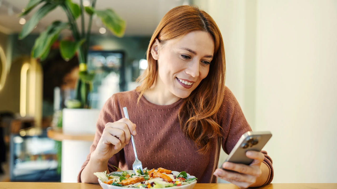 నిశ్శబ్దంగా తింటే ప్రయోజనాలు: మాట్లాడకుండా తింటే ఆహారాన్ని బాగా నమిలి తింటాము. దీనివల్ల లాలాజలం బాగా కలిసి ఆహారం త్వరగా జీర్ణమవుతుంది. ఏకాగ్రతతో తిన్నప్పుడు మనం ఎంత తింటున్నామో మన మెదడుకు తెలుస్తుంది. దీనివల్ల అతిగా తినడం తగ్గుతుంది. తద్వారా బరువు అదుపులో ఉంటుంది. 