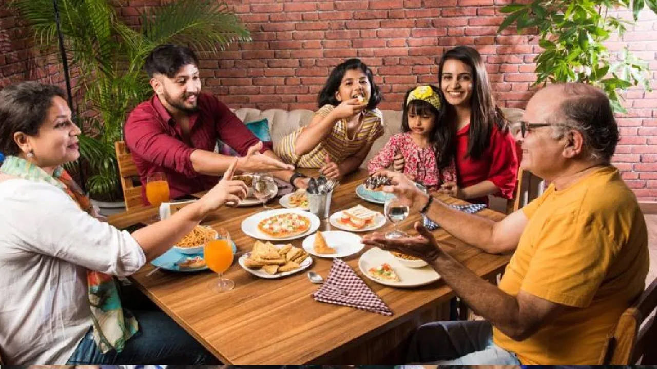 గాలి కడుపులోకి వెళ్తుంది: మనం మాట్లాడుతూ తింటున్నప్పుడు ఆహారంతో పాటు అధిక మొత్తంలో గాలి కూడా నోటి ద్వారా కడుపులోకి వెళుతుంది. దీనినే వైద్య పరిభాషలో ఏరోఫేజియా అంటారు. ఈ గాలి వల్ల కడుపులో అసౌకర్యం కలగడమే కాకుండా పదే పదే త్రేనుపులు రావడం, గ్యాస్ పట్టేయడం వంటి ఇబ్బందులు ఎదురవుతాయి.