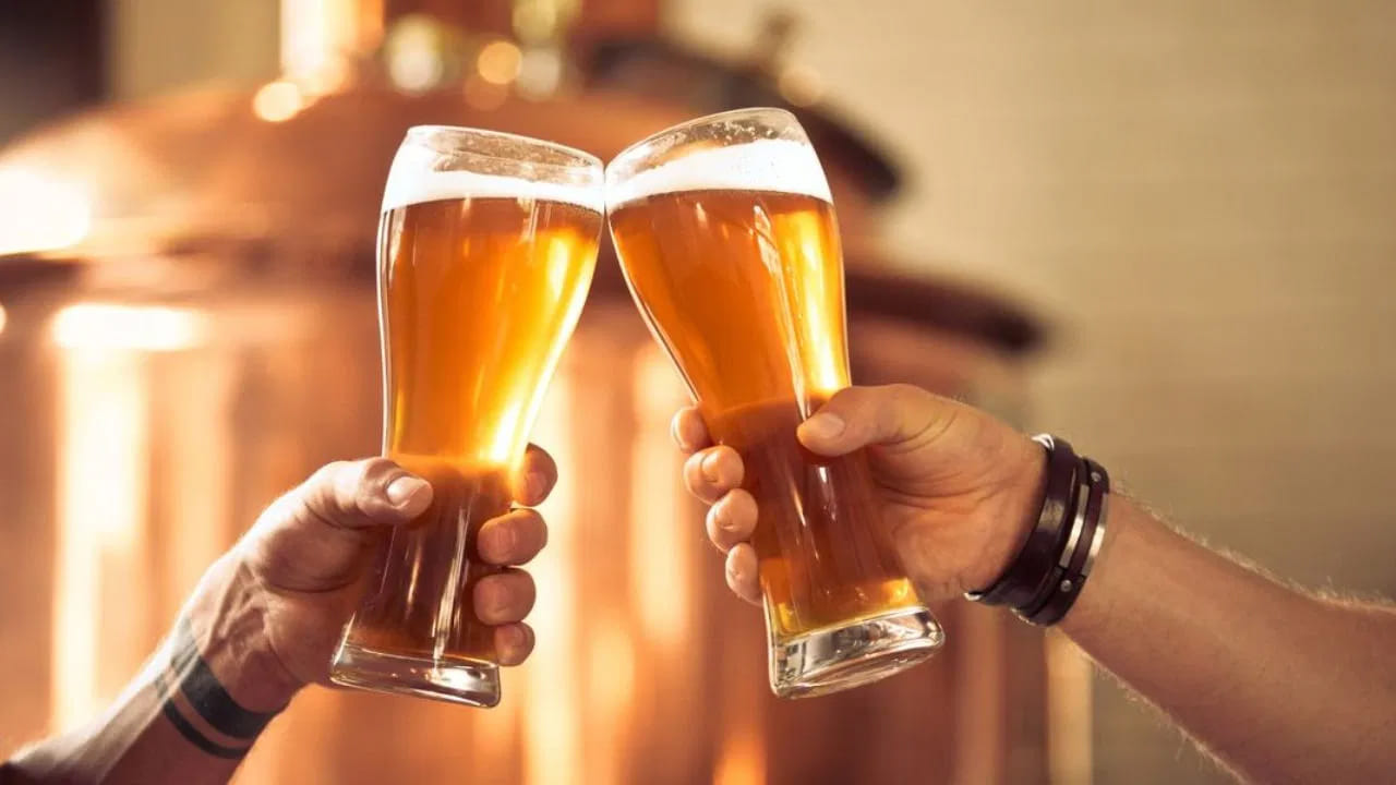 బీర్ తాగడం వల్ల కిడ్నీ రాళ్లు పోతాయా: వైద్య శాస్త్రం ప్రకారం.. ఈ ప్రశ్నకు సమాధానం లేదు. బీర్ తాగడం వల్ల రాళ్లు పోవడానికి బదులు, మూత్రపిండాలు మరింత దెబ్బతినే ప్రమాదం ఉందని నిపుణులు హెచ్చరిస్తున్నారు. బీఆర్ తాగడం కిడ్నీలకు సంబంధించి కొన్ని సమస్యలు వచ్చే అవకాశాలు ఉన్నాయి.