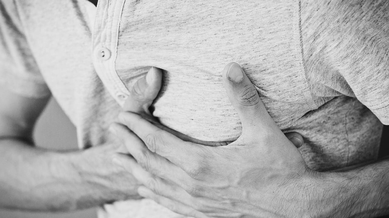 నిపుణులు పరిశోధనలు చేసి చెప్పిన దాని ప్రకారం.. గుండె పోటుతో ఇబ్బంది పడేవారు చికెన్‌ను తక్కువగా తీసుకోవాలని అంటున్నారు.  
ఇక మటన్‌‌ కు దూరం ఉంటేనే బెటర్ అని చెబుతున్నారు. 