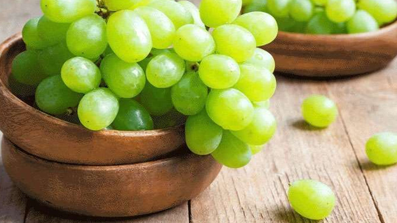 అందుకే పరిశోధకులు ద్రాక్ష పండ్లను సూపర్ ఫుడ్ అని అన్నారు. ఎందుకంటే, ఇవి గుండె ఆరోగ్యాన్ని కాపాడటమే కాకుండా, కొలెస్ట్రాల్ స్థాయులను తగ్గించడంలో కీలక పాత్ర పోషిస్తున్నాయి. అంతే కాకుండా, బరువు నియంత్రణకు, గట్ ఆరోగ్యానికి, కాలేయ ఆరోగ్యానికి ఇవి చాలా మేలు చేస్తాయి. ముఖ్యంగా  ద్రాక్ష పండ్లు జీవక్రియను పెంచుతాయంట. ఇవి శరీరంలో కేలరీలను బర్న్ చేసి,  ఫ్యాటీ లివర్ సమస్య నుంచి మిమ్మల్ని కాపాడుతాయి.  