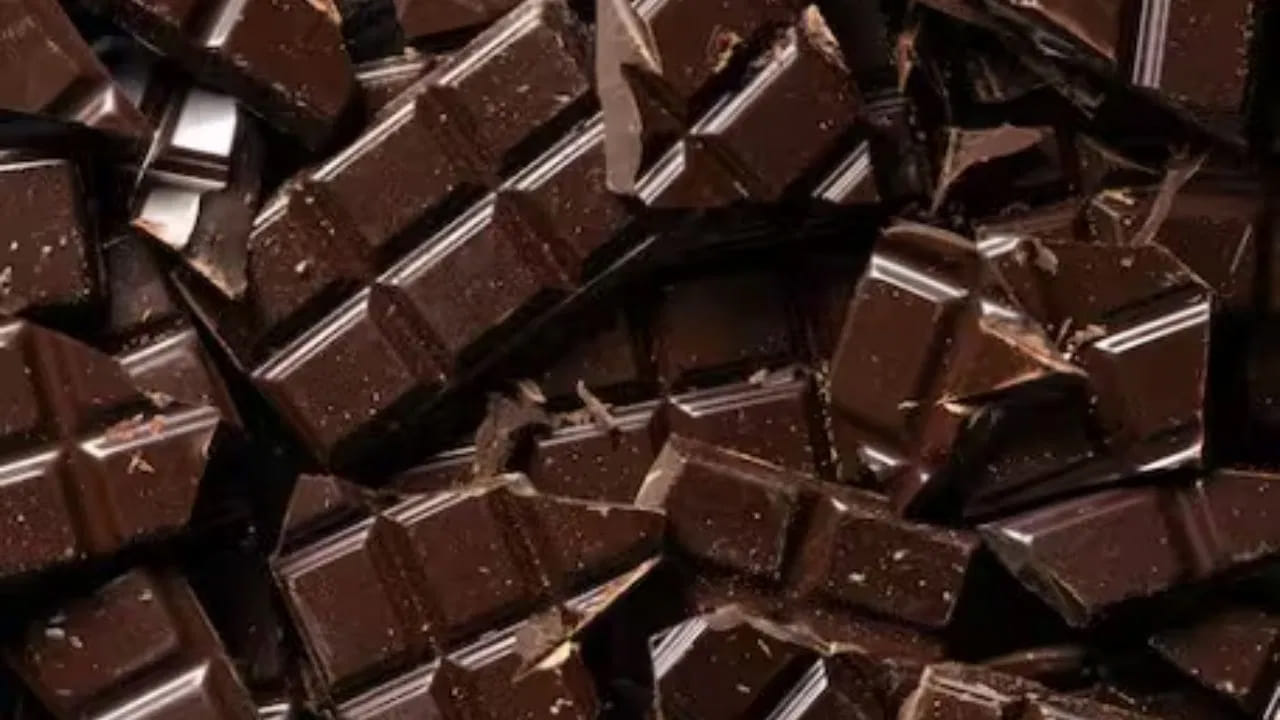 సాధారణంగా 70% లేదా అంతకంటే ఎక్కువ కోకో ఉన్న డార్క్ చాక్లెట్లలో ఫ్లేవనాయిడ్లు ఉంటాయి. ఇవి రక్త ప్రసరణను మెరుగుపరుస్తాయి. తద్వారా గుండెను ఒత్తిడి నుంచి కాపాడుతాయి.