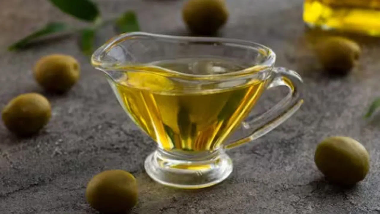 ఆలివ్ ఆయిల్ ఆరోగ్యకరమైన మోనోశాచురేటెడ్ కొవ్వులను కలిగి ఉంటుంది. ఇవి కొలెస్ట్రాల్‌ను నియంత్రిస్తాయి. గుండె జబ్బుల నుండి రక్షిస్తాయి.